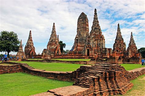  Ayutthaya Ruins: Bir Tarihsel Özlem ve Renkli Hayallerin Kavşağı!